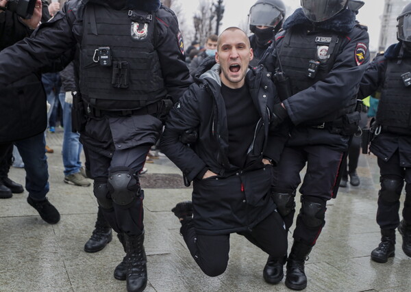 Ρωσία: Εκατοντάδες συλλήψεις στις διαδηλώσεις για τον Ναβάλνι- Συνέλαβαν και τη σύζυγό του