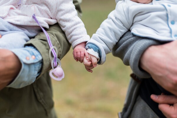 Συνεπιμέλεια παιδιών από τους γονείς: Οι 5 αλλαγές στο οικογενειακό δίκαιο