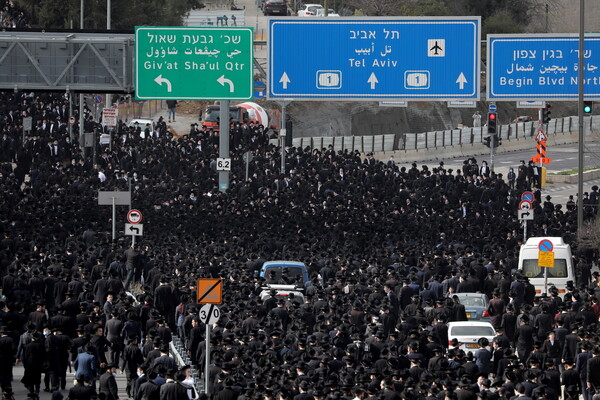 Ισραήλ: Χιλιάδες υπερορθόδοξοι Εβραίοι σε κηδεία ραβίνου, παρά το lockdown