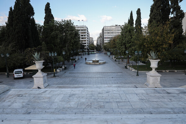 Lockdown: Φωτογραφίες από την άδεια Αθήνα- Σαρωτικοί έλεγχοι, τι ισχύει για τις μετακινήσεις