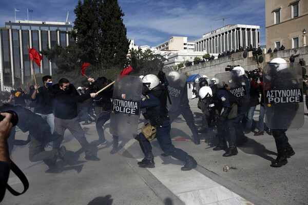 Επεισόδια στο πανεκπαιδευτικό συλλαλητήριο στο Σύνταγμα- Χημικά και προσαγωγές