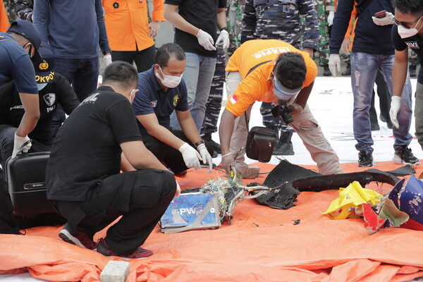 Ινδονησία: Βρέθηκε το σημείο της συντριβής του αεροσκάφους- Συντρίμμια και ανθρώπινα μέλη στη θάλασσα