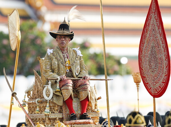 Η Ταϊλάνδη επαναφέρει νόμο που απαγορεύει την κριτική στον βασιλιά