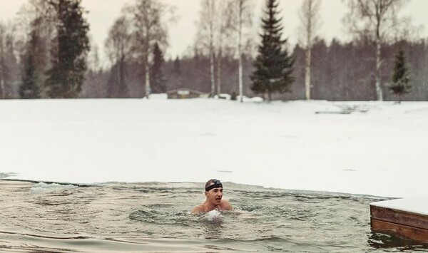 Εσθονία: Εκατοντάδες κολυμβητές στα παγωμένα νερά για να διώξουν τη μελαγχολία του κορωνοϊού