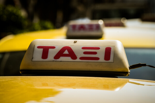 Μενίδι: Αδέσποτη σφαίρα «καρφώθηκε» σε εν κινήσει ταξί - Τι λέει ο οδηγός