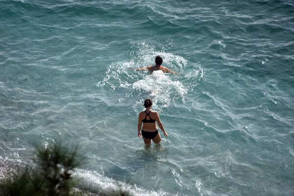 Καιρός: Μπάνιο στη θάλασσα και βόλτες λόγω της ζέστης σήμερα - Στους 28,3 βαθμούς η υψηλότερη θερμοκρασία