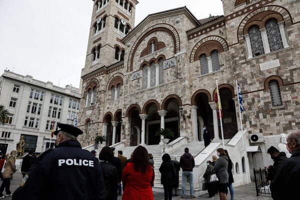 Θεοφάνεια: Ανοιχτές εκκλησίες σε όλη τη χώρα - Ουρές, αυθαιρεσίες, πρόστιμα και προσαγωγές [ΕΙΚΟΝΕΣ]