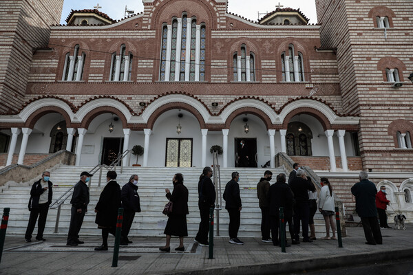 Θεοφάνεια: Ανοιχτές εκκλησίες σε όλη τη χώρα - Ουρές, αυθαιρεσίες, πρόστιμα και προσαγωγές [ΕΙΚΟΝΕΣ]