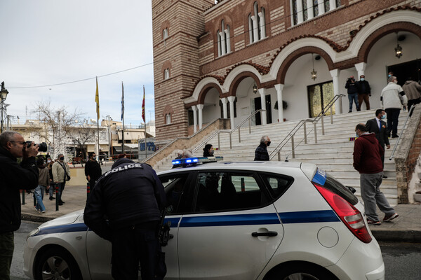 Θεοφάνεια: Ανοιχτές εκκλησίες σε όλη τη χώρα - Ουρές, αυθαιρεσίες, πρόστιμα και προσαγωγές [ΕΙΚΟΝΕΣ]