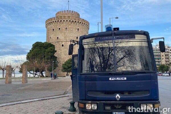 Θεσσαλονίκη: Ουρές πιστών στον Άγιο Δημήτριο - Επιφυλακή για να μη γίνει ρίψη Σταυρού στο Θερμαϊκό