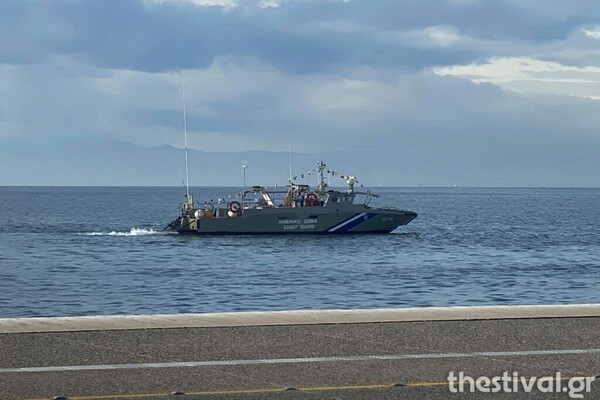 Θεσσαλονίκη: Ουρές πιστών στον Άγιο Δημήτριο - Επιφυλακή για να μη γίνει ρίψη Σταυρού στο Θερμαϊκό