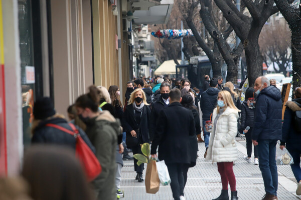 Λιανεμπόριο: Κοσμοσυρροή σε κεντρικές αγορές - Ουρές σε Ερμού και Θεσσαλονίκη