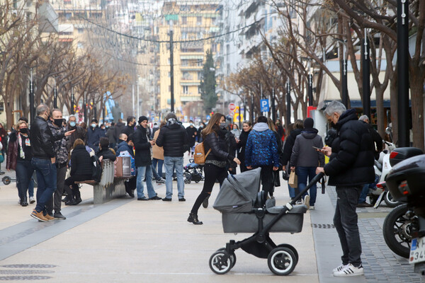 Λιανεμπόριο: Κοσμοσυρροή σε κεντρικές αγορές - Ουρές σε Ερμού και Θεσσαλονίκη