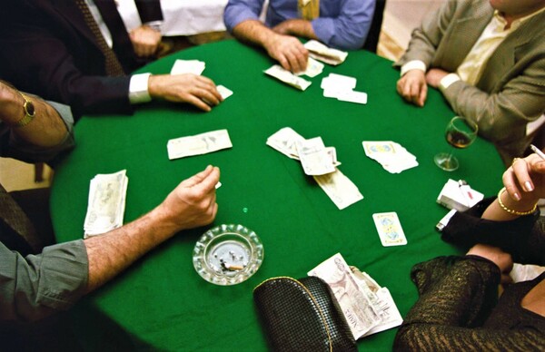 Θεσσαλονίκη: Έπαιζαν πόκερ σε κατάστημα εν μέσω καραντίνας - 18 συλλήψεις