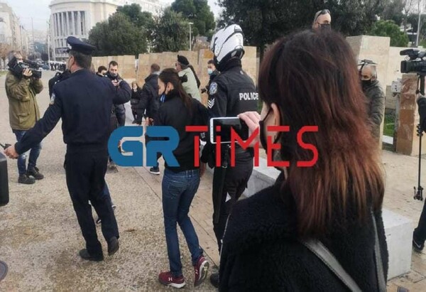 Θεσσαλονίκη: Ένταση και προσαγωγές στον Λευκό Πύργο - Πέταξαν τον Σταυρό στον Θερμαϊκό [ΒΙΝΤΕΟ]
