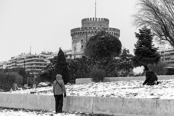 Η χιονισμένη Θεσσαλονίκη μέσα από τον φακό της Έβελυν Φώσκολου