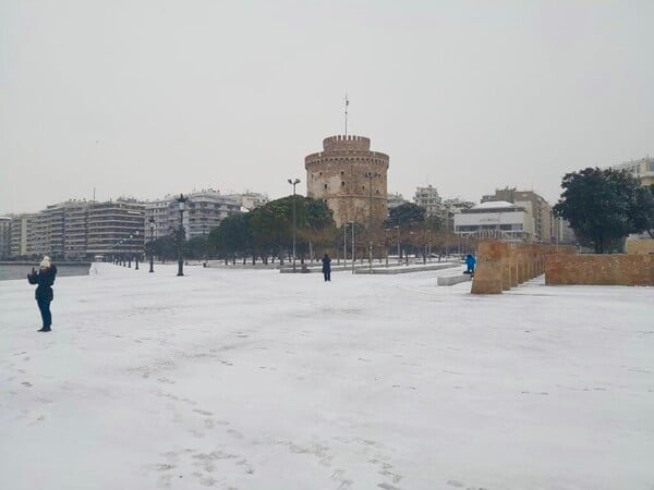 Κακοκαιρία «Μήδεια»: Στα λευκά Θεσσαλονίκη, Γιάννενα, Βόλος - Χιόνια το απόγευμα στα προάστια της Αθήνας
