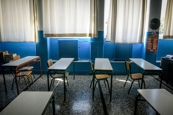 «Κόκκινο» Εξαδάκτυλου σε άνοιγμα σχολείων – Τραγωδία τυχόν αύξηση διασωληνωμένων