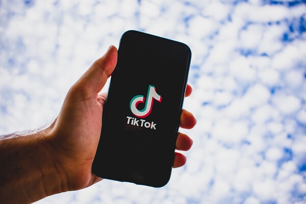 TikTok: Τα παιδιά εκτίθενται σε κρυφές διαφημίσεις & ακατάλληλες εικόνες- Καταγγελίες ευρωπαϊκών οργανώσεων καταναλωτών