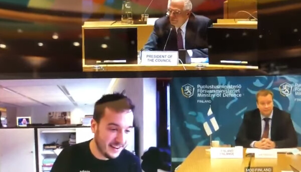 Βίντεο: Η στιγμή που Ολλανδός ρεπόρτερ μπαίνει απρόσκλητος στην τηλεδιάσκεψη των Ευρωπαίων υπ. Άμυνας