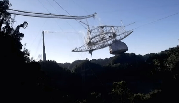 Βίντεο: Η στιγμή που καταρρέει το τεράστιο τηλεσκόπιο του Αρεσίμπο