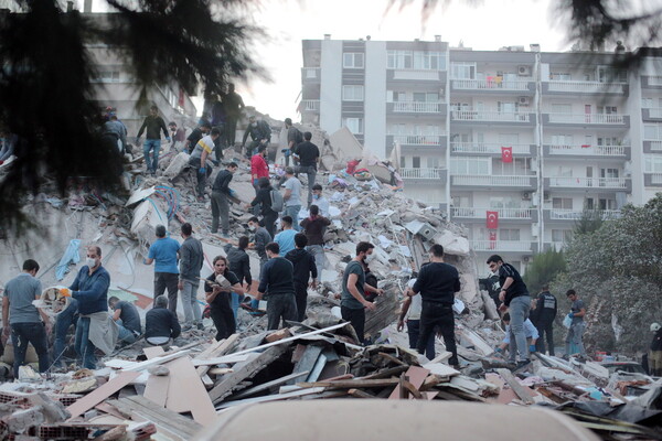 Τουρκία: Τουλάχιστον 17 νεκροί, πάνω από 700 τραυματίες - Ολονύχτια μάχη στα ερείπια (upd)