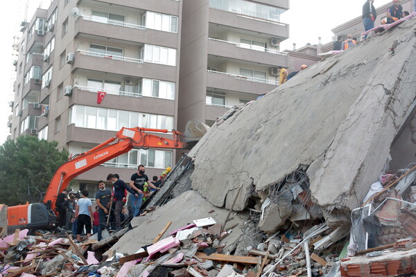 Τουρκία: Τουλάχιστον 17 νεκροί, πάνω από 700 τραυματίες - Ολονύχτια μάχη στα ερείπια (upd)