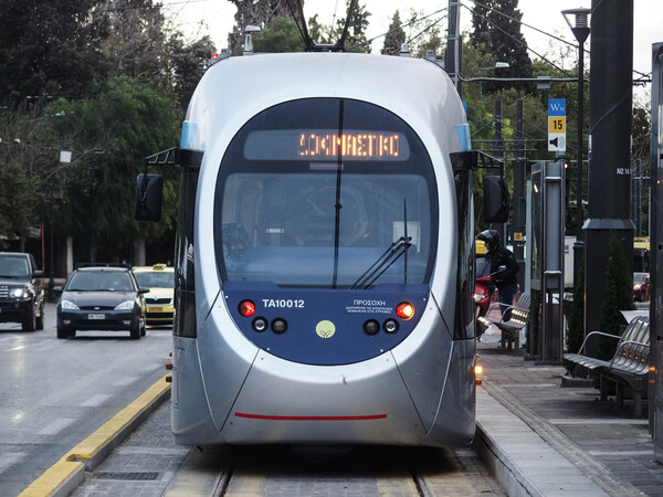 Τραμ: Ξαναρχίζουν από σήμερα τα δρομολόγια από και προς το Σύνταγμα