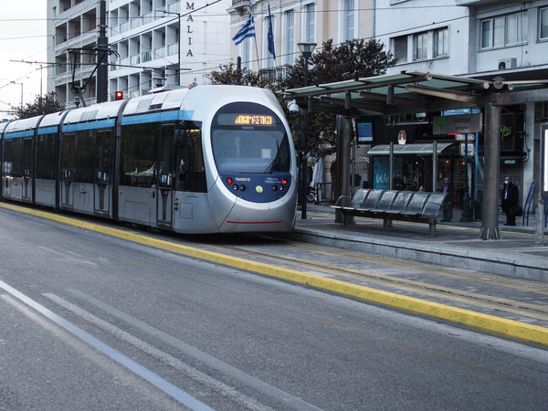 Τραμ: Ξαναρχίζουν από σήμερα τα δρομολόγια από και προς το Σύνταγμα