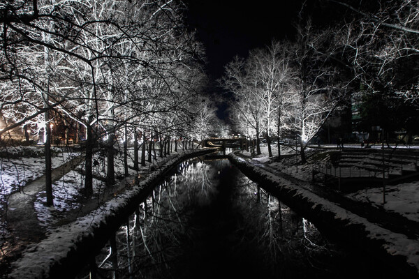 Νυχτερινή βόλτα στην παγωμένη πόλη των Τρίκαλων