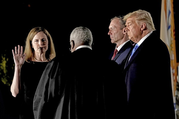 Ορκίστηκε η Έιμι Κόνεϊ Μπάρετ στο Ανώτατο Δικαστήριο - Κομβικής σημασίας νίκη του Τραμπ