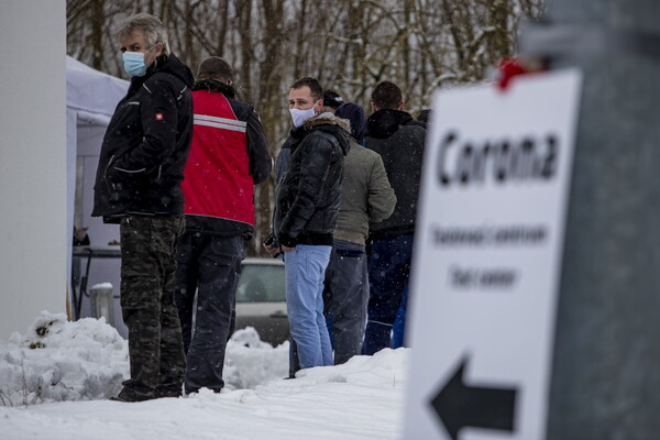 Τσεχία: Ουρές στα σύνορα μες στο κρύο για τεστ κορωνοϊού - Θέλουν να περάσουν στη Γερμανία