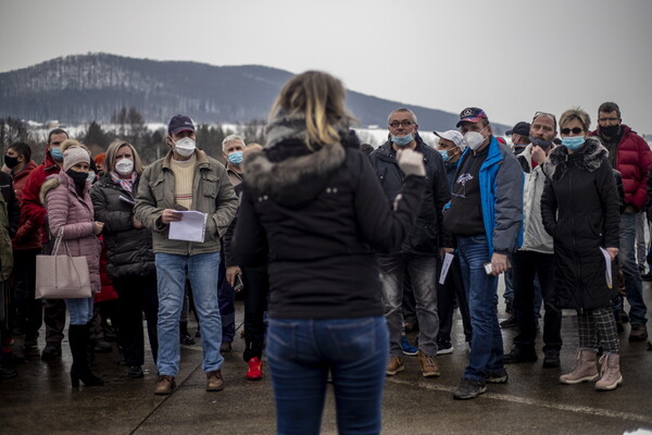 Τσεχία: Ουρές στα σύνορα μες στο κρύο για τεστ κορωνοϊού - Θέλουν να περάσουν στη Γερμανία