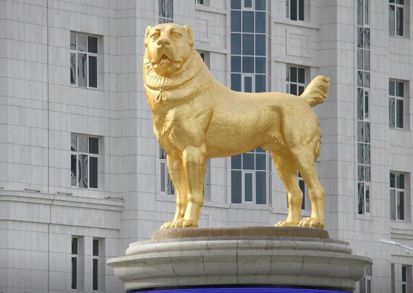 Το Τουρκμενιστάν έστησε ένα τεράστιο χρυσό άγαλμα σκύλου σε κεντρικό δρόμο