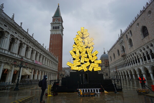Βενετία: Τεράστιες οθόνες με «ζεστό φως» στο μοναδικό χριστουγεννιάτικο δέντρο [ΒΙΝΤΕΟ]