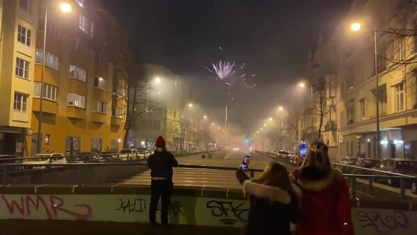 Πρωτοχρονιάτικος πανικός με φωτιές στο Βερολίνο - Έριξαν βεγγαλικά και κροτίδες παρά την απαγόρευση