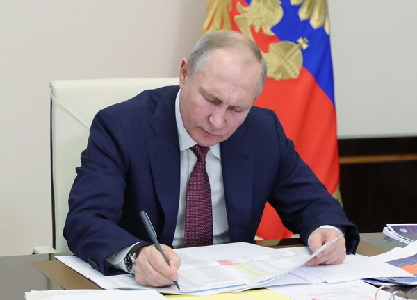 Ο Πούτιν καταργεί το όριο ηλικίας δημόσιων λειτουργών για να κρατήσει πιστούς συμμάχους