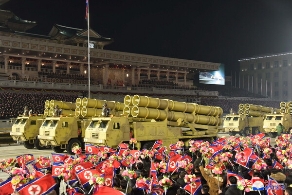 Η Β. Κορέα παρουσίασε «το ισχυρότερο όπλο του κόσμου» - Μεγάλη παρέλαση στην Πιονγιάνγκ [ΦΩΤΟΓΡΑΦΙΕΣ]