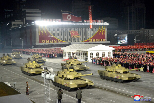 Η Β. Κορέα παρουσίασε «το ισχυρότερο όπλο του κόσμου» - Μεγάλη παρέλαση στην Πιονγιάνγκ [ΦΩΤΟΓΡΑΦΙΕΣ]