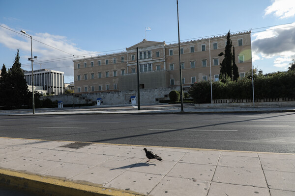 Lockdown: Φωτογραφίες από την άδεια Αθήνα- Σαρωτικοί έλεγχοι, τι ισχύει για τις μετακινήσεις