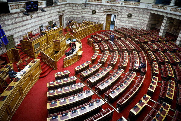 Στη Βουλή οι δικογραφίες για τη Folli Follie και τον διαγωνισμό τηλεοπτικών αδειών