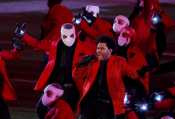 H εντυπωσιακή εμφάνιση του Weeknd στο Super Bowl