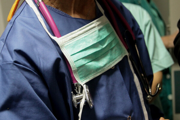 Γιατροί ξέχασαν σπάτουλα στην κοιλιά ασθενούς - Αποζημίωση 64.500 ευρώ στους συγγενείς