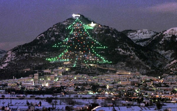 Ιταλία: Φωταγωγήθηκε το μεγαλύτερο χριστουγεννιάτικο δέντρο στον κόσμο [ΕΙΚΟΝΕΣ&ΒΙΝΤΕΟ]