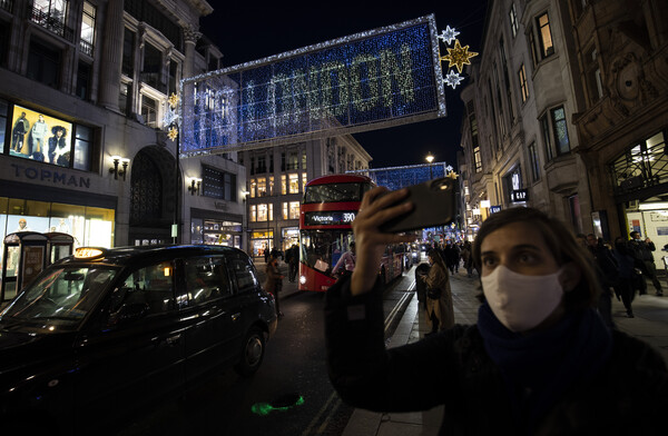 Τα πρώτα χριστουγεννιάτικά φώτα στην Όξφορντ Στριτ άναψαν με ένα πολύ ιδιαίτερο μήνυμα