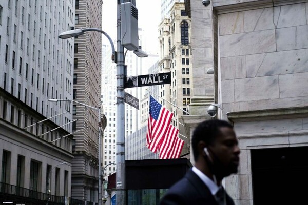 Tα κρούσματα πληθαίνουν, η Wall Street βυθίζεται