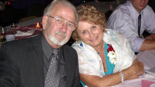 Ήταν παντρεμένοι για 70 χρόνια και πέθαναν με λίγα λεπτά διαφορά: «Κρατιόνταν από το χέρι»