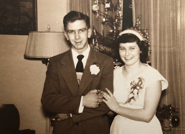 Ήταν παντρεμένοι για 70 χρόνια και πέθαναν με λίγα λεπτά διαφορά: «Κρατιόνταν από το χέρι»