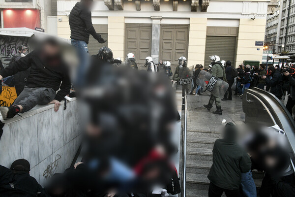 Ομόνοια: Επεισόδια στην είσοδο του Mετρό, σε συγκέντρωση για τον Κουφοντίνα