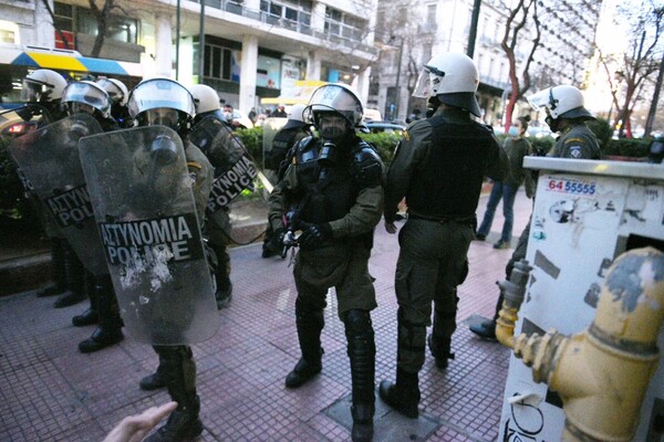 Ένωση Φωτορεπόρτερ: Καταγγελίες για αστυνομική βία κατά δημοσιογράφων στη συγκέντρωση για τον Κουφοντίνα
